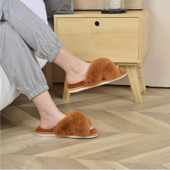 Parlovable Women's Cross Band Fuzzy Soft Plush Furry Slippers Indoor L 9/10 NWT - Picture 5 of 11